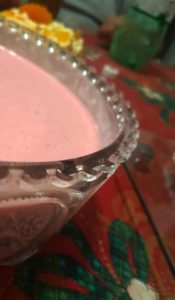 Essa mousse de morango é uma deliciosa sobremesa simples, rápida e cheia de lembranças