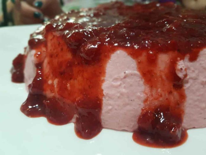 Essa mousse de morango é uma deliciosa sobremesa simples, rápida e cheia de lembranças