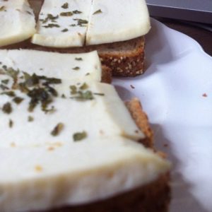 torrada com queijo branco