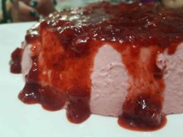 Coulis de morango é uma espécie de purê transformado em molho. Ideal para acompanhar moesses, cheesecake ou ser transformado em outras sobremesas.
