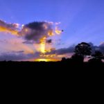 Levantar de madrugada, além de aliviar o tráfego no começo do percurso, propicia uma vista do nascer do sol com todos esses tons de azul e laranja.